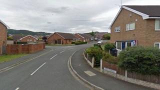 Roedd dyn 24 oed wedi ei drywanu yn Lôn Ceiriog, Prestatyn