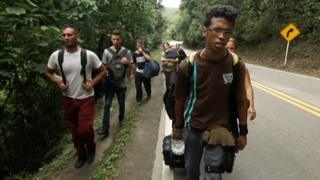 Migrantes venezolanos caminando rumbo a Perú