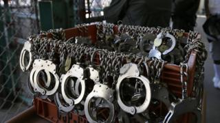 Наручники в тюрьме