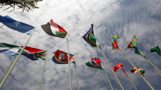 Африканские флаги развеваются в Кампале, Уганда, на саммите Африканского союза - 2010