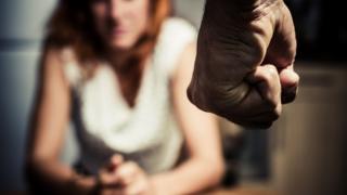 Homem ameaça agredir mulher