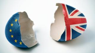 Треснувшее яйцо, украшенное флагами ЕС и Великобритании