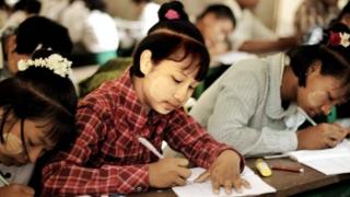ဆယ်ကျော်သက်အရွယ် ကျောင်းသူလေးများ