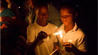 dos niños velas