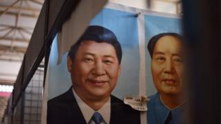 На этом снимке, сделанном 19 сентября 2017 года, на рынке в Пекине нарисованы портреты президента Китая Си Цзиньпина (слева) и покойного коммунистического лидера Мао Цзэдуна.