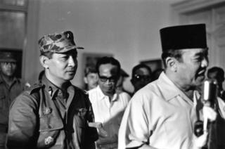 Pada tanggal 11 Maret 1966, Presiden Sukarno, diikuti Mayjen Soeharto mengumumkan Surat Perintah Sebelas Maret di Istana Bogor, yang mengalihkan kekuasaan kepada perwira yang kemudian berkuasa selama 32 tahun.