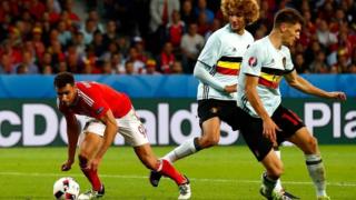 Fyddai hyd yn oed y dadansoddwyr ddim wedi rhagweld y byddai amddiffynwyr Gwlad Belg wedi mynd i nôl cŵn poeth yn ystod rownd wyth ola Euro 2016!