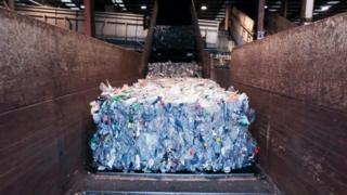 Proyek Upcycling the Ocean oleh Ecoalf merevolusi produksi pakaian: sampah Lautan dimurnikan dan ditransformasi menjadi butiran lalu benang menjadi kain.