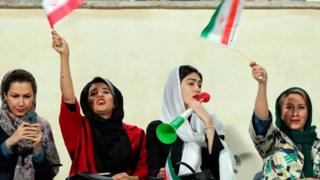 نساء إيرانيات في ستاد "آزادي" بطهران