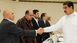 Estrechón de manos entre Jesús Torrealba, líder opositor, y el presidente Nicolás Maduro