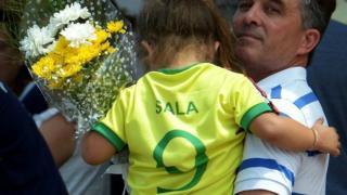 Niña con la camiseta del futbolista Emiliano Sala