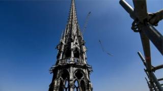 Шпиль собору Паризької Богоматері