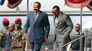 Премьер-министра Эфиопии Абия Ахмеда приветствует президент Эритреи Исайяс Афверки по прибытии в Аддис-Абебу, 14 июля 2018 года