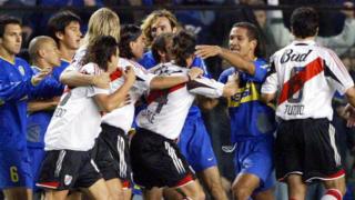 Boca ve River oyuncuları sahada arbede yaşarken.