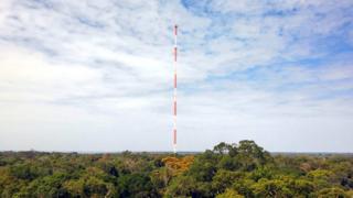 Torre de mediação atmosférica em Manaus