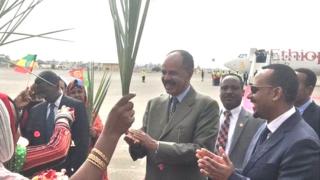 ቀዳማይ ሚንስትር ኣብይ ኣሕመድ ምስ ፕረዚደንት ኢሳይያስ ኣፈወርቂ ኣብ መዕርፎ ነፈርቲ ኣስመራ