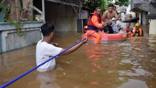 Para petugas penyelamat mengevakuasi warga dari kawasan banjir di Pasar Minggu, jakarta Selatan.