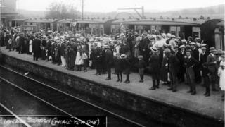 Llun du a gwyn o orsaf Llandeilo