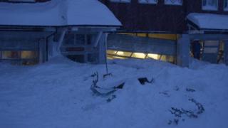Вход в отель перекрыт лавиной снега
