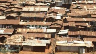 Dhismooyiinka xaafadda Kibera oo ah goob isku raran ah