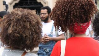 Mulheres observam guia turístico no centro