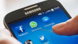Interfaz de un teléfono inteligente con los logos de whatsapp, facebook y messenger