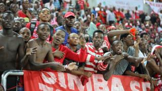 Wengine walilazimika kutoa mashati joto lilikuwa limepanda uwanjani wakati wa mechi hiyo ya kusisimua.