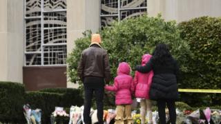Pessoas prestam homenagem diante de sinagoga alvo de ataque no sábado, em Pittsburgh