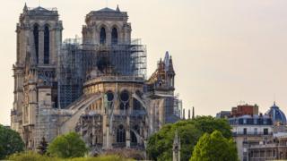 Catedral de Notre Dame com andaimes após incêndio
