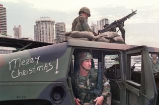 Американские солдаты занимают свои посты безопасности у посольства Ватикана в Панама-Сити, где панамский генерал Мануэль Норьега искал убежище 25 декабря 1989 года.
