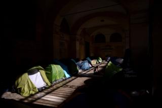 Evsiz kalan göçmenler Roma'nın merkezinde 6. yüzyıldan kalma Santi Apostoli kilisesini işgal etmişti