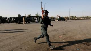 An Afghan policeman arrives at the site of the suicide attack in Kabul (05 September 2016)