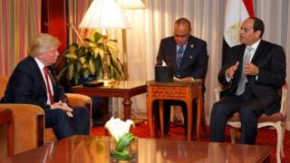 Prezida Sisi (i buryo) aganira na Prezida wa Amerika Donald Trump (i bubamfu)