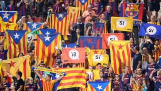 Barcelona taraftarı "evet" pankartları taşıyor.