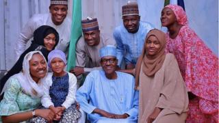 Muhammadu Buhari da 'ya'yansa mata Halima da Zahra da Hanan da jikarsa Zulaiha da dansa Yusuf da surukansa Ahmed Indimi da Aminu Sheriff
