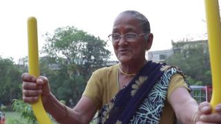 ઓપન જીમમાં કસરત કરતાં મહિલા