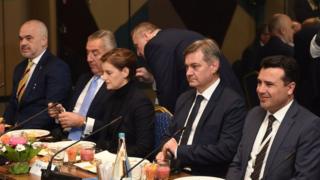 Radni doručak: S leva na desno: Predsednik Albanije Edi Rama, predsednik Crne Gore Milo Đukanović, premijerka Srbije Ana Brnabić , predsedavajući Veća ministara Denis Zdvizdić, premijer Severne Makedonije Zoran Zaev i ministar ekonomije BiH Mirko Šarović