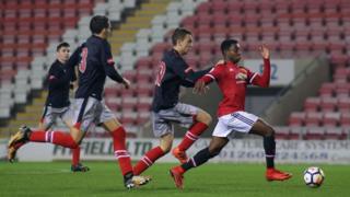Aworan Tosin Kehinde, Ọmọ ẹgbẹ́ agbàbọ́ọ̀lù Manchester United