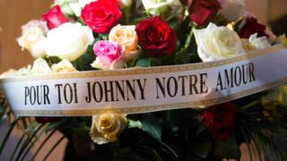 Une gerbe de fleur déposée le 6 décembre au domicile du chanteur à Marnes-la-Coquette