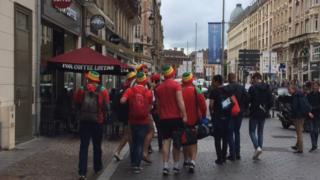 Cefnogwyr yn Lille