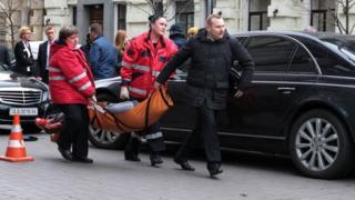 Убийцу вороненкова несут в скорую помощь