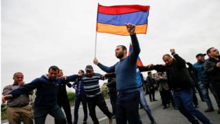 Сторонники оппозиции ожидают прибытия Пашиняна в город Гюмри