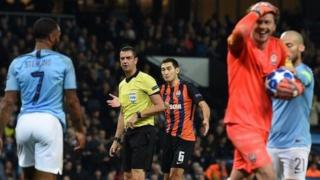 El arquero Andriy Pyatov se ríe incrédulo de la decisión del árbitro Viktor Kassai.
