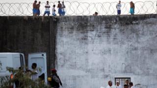 Presos recebem entrega de alimentos de policiais na penitenciara de Alcacuz, no Rio Grande do Norte