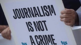 Depuis la publication de l'article, les deux journalistes reçoivent des menaces le plus souvent sur leur téléphone à partir de numéros masqués.