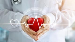 Manos sosteniendo la figura de un corazón.