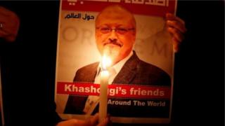Ikinyamakuru cyo muri Turukiya kivuga ko Jamal Khashoggi (ugaragara kuri iyi foto yo ku cyapa) yasabye abamwishe kutamupfuka umunwa