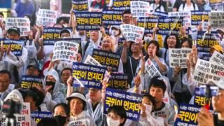 30일 서울에서 열린 난민반대 집회에 약 1000명이 참가했다