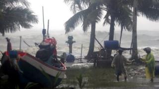 Puluhan ribu orang diminta mengungsi dari kota dan desa di pesisir.