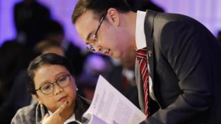 Ngoại trưởng Philippines Alan Peter Cayetano và Ngoại trưởng Indonesia Retno Marsudi thảo luận nội dung tài liệu dự thảo tại Kỳ họp thường niên các ngoại trưởng ASEAN tại Manila hôm 5/8/2017